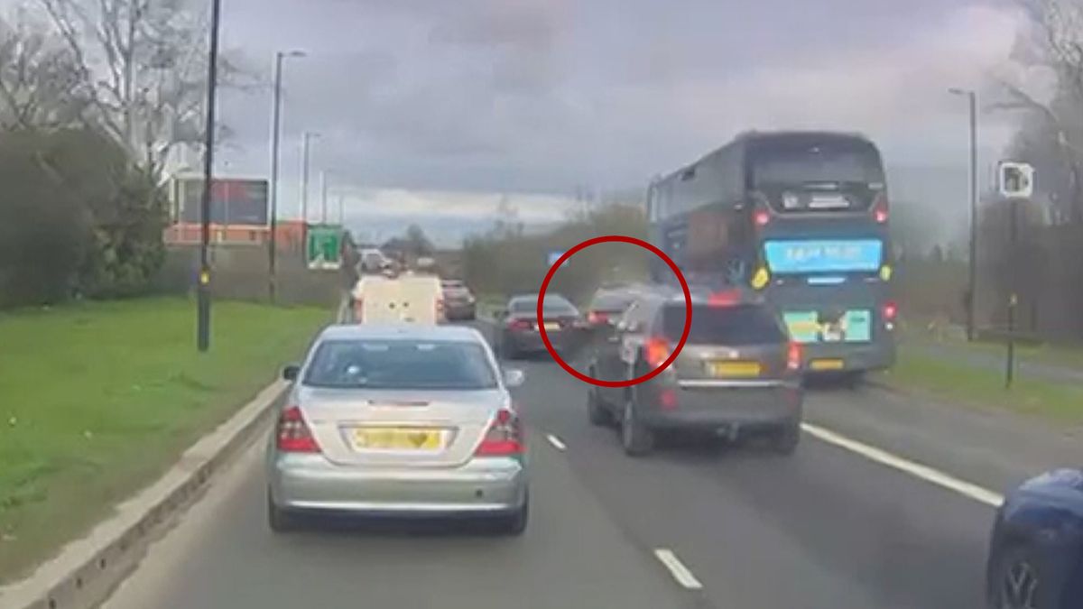 Auto z kolony vybočilo přímo před rozjetý autobus, děsivou nehodu v Británii zachytila kamera